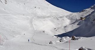 Die Talstation der Dreiersesselbahn Chumme (rechts im Foto) ist von einer Lawine, die vom Gegenhang vom Rothorn herunterdonnerte, v&ouml;llig zerst&ouml;rt worden.