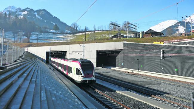 Der Lötschberg-Basistunnel ist zurzeit für den Zugverkehr in beide Richtungen gesperrt. Grund dafür ist wie bereits im Februar ein Wassereinbruch.