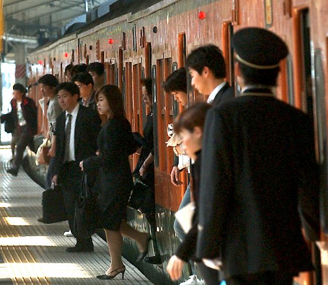 Für einmal kein Entkommen. Pendler sitzten in Japan in Zug fest (Symbolbild).