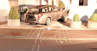 Unfall. Der Sohn des Bundesrats Ueli Maurer prallte im November 2015 in Wernetshausen in ein Wohnhaus (Archivbild).