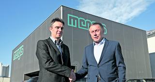 Besitzerwechsel. Nicolas Mengis (links) verkauft die Aktienmehrheit der Mengis Druck und Verlag AG an Fredy Bayard. Das Medienunternehmen bleibt damit in Oberwalliser H&auml;nden.  