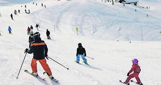 Gegen die Schule. F&uuml;r obligatorische Skilager m&uuml;ssen Eltern k&uuml;nftig nur noch die Verpflegungskosten &uuml;bernehmen.  