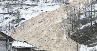 Heftig. Die Lawine, die diese Woche in Eisten niederging, brachte viel Material mit sich und kam erst kurz vor den Wohnh&auml;usern zum Stillstand.