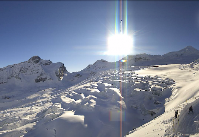 Aktuelles Webcam-Bild aus Saas-Fee. Am Wochenende zeigt sich die Sonne im Oberwallis.