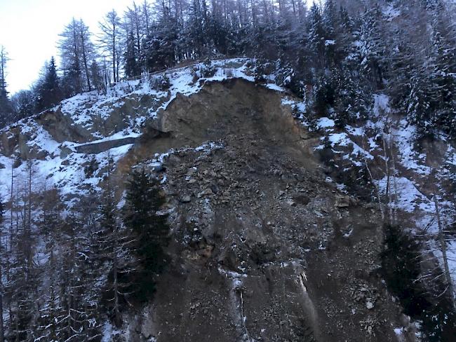 Rund 3500 Kubikmeter Material donnerten dabei auf die Strasse und teils bis ins nahegelegene Trient.