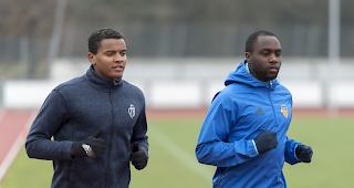 Die beiden Basler Spieler Manuel Akanji (links) und Eder Balanta beim Trainingsstart vor wenigen Tagen.