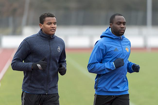 Die beiden Basler Spieler Manuel Akanji (links) und Eder Balanta beim Trainingsstart vor wenigen Tagen.