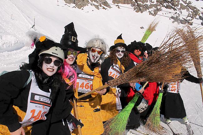 Schaurig-schöne Hexen an der 36. Hexenabfahrt auf der Belalp.