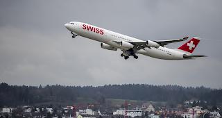 Im Aufwind. Ein Flugzeug &uuml;ber dem Flughafen Z&uuml;rich.