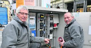 Am Tatort. Patrick (links) und Christoph Glaisen an der Trafostation beim Stadtplatz mit dem 125-Ampere-Stecker, der von der unbekannten Person w&auml;hrend der Nacht herausgezogen worden ist: &laquo;Der Vorfall h&auml;tte zum Tod f&uuml;hren k&ouml;nnen.&raquo;  