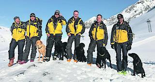 Kompetent. Das Oberwalliser Kurskader des Lawinenhundekurses der KWRO. 