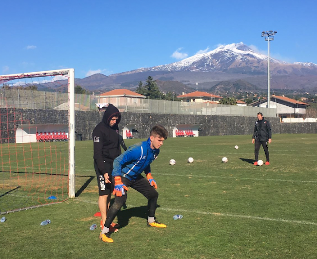 Ersatzgoalie Noah Berctold mit Konditrainer Mathieu Degrange