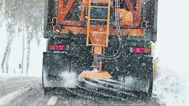 Tonnenweise. 6000 Tonnen Salz streute der Winterdienst allein im vergangenen Dezember auf die Walliser Strassen. 