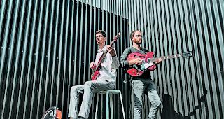 Blatterhorn. Martin Venetz, Bass und Schlagzeug, sorgt f&uuml;r den Blatterhorn-Groove, Gitarrist und S&auml;nger Daniel Blatter f&uuml;r Melodie und Ironie.  