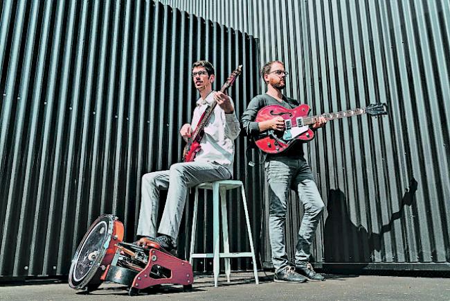 Blatterhorn. Martin Venetz, Bass und Schlagzeug, sorgt für den Blatterhorn-Groove, Gitarrist und Sänger Daniel Blatter für Melodie und Ironie.
