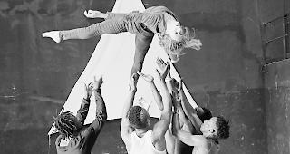 Fliegend. Carina Pousaz wird von den guineischen K&uuml;nstlern in die Luft geworfen. &laquo;Wontanara  &ndash;  make it grey&raquo; thematisiert die Begegnung mit Andersartigkeit. 