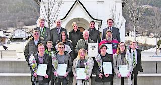 Erwachsen. Die Jungb&uuml;rgerin und die vier Jungb&uuml;rger im Kreise des Gemeinderates. 