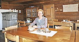 Hannelore Tsokhim-Bumann in ihrem Restaurant Godsw&auml;rgjistubu in Albinen, das zum Historischen Restaurant des Jahres 2018 gew&auml;hlt wurde.
