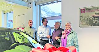 Gratulation. Garagist Willy Marner und Mengis-Gesch&auml;ftsf&uuml;hrer Kurt Zuber gratulieren den WB-Abonnenten Simon und Bernadette Andres (von links). 