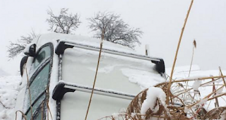 Gl&uuml;ck im Ungl&uuml;ck hatte der Fahrer dieses Autos, als er am Donnerstagmittag bei Lalden von der Fahrbahn abkam und im Kanal landete.