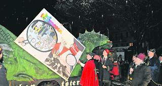 &laquo;Verkehrte Welt&raquo;. F&uuml;rstgraf Jozzelin XI. alias Andr&eacute; Jossen von den Drachent&ouml;tern taufte auf dem Marktplatz die neue &laquo;R&auml;tscha&raquo;. Illustrator Kurt Regotz erl&auml;uterte danach Details zur Titel- und R&uuml;ckseite. 