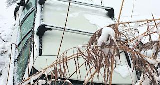 Gl&uuml;ck im Ungl&uuml;ck. Der junge Automobilist rutschte mit seinem Fahrzeug in den Laldnerkanal. 