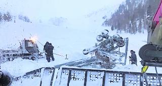 Zerst&ouml;rt. Die von einer Lawine betroffene St&uuml;tze im Skigebiet Unterb&auml;ch. 