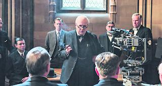 &Uuml;berzeugend. Gary Oldman in der Rolle von Winston Churchill: &Uuml;berzeugende Leistung  &ndash;  zu Recht mit einem Golden Globe geehrt. 