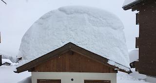 Grosse Schneemengen. Das Wetter hat weiterhin Auswirkungen auf Bahn, Verkehr und Menschen.