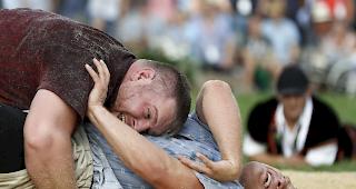 Christian Stucki (oben) besiegt Curdin Orlik im Schlussgang beim Unspunnen-Schwinget 2017 in Interlaken.