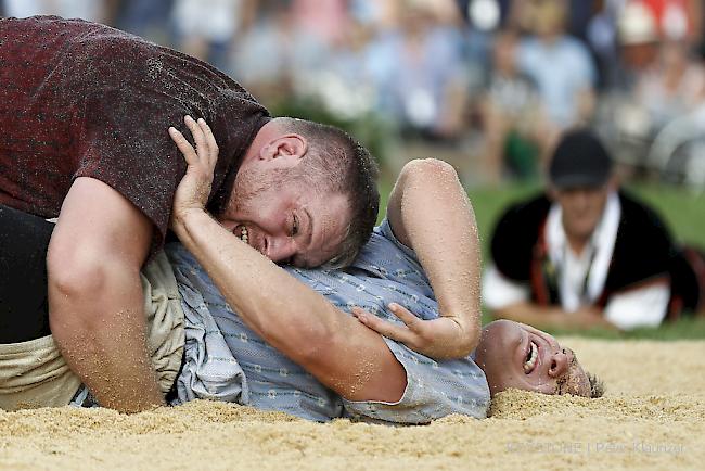 Christian Stucki (oben) besiegt Curdin Orlik im Schlussgang beim Unspunnen-Schwinget 2017 in Interlaken.