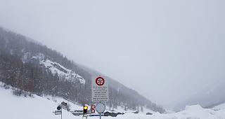 In T&auml;sch. Die Strasse nach Zermatt ist mehrfach versch&uuml;ttet worden. (Archiv)