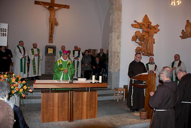 Bischof Jean-Marie Lovey bei der Abschiedsmesse in der Kapuzinerkirche in Glis, rechts am Ambo Guardian Beat Pfammatter, der eine tiefsinnige Abschiedspredigt hielt.