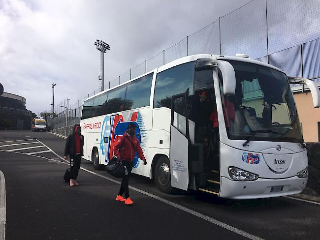 Zum Bus: Jan Bamert (links) und Freddy Mveng