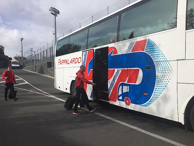 Salih Ucan (Links), Federico Dimarco und der FC Sitten verlassen ihr Camp in Catania.