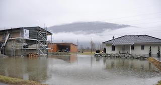 Vereinzelte Keller in Gampel f&uuml;llen sich mit Wasser.