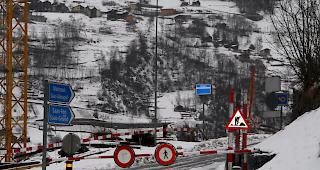 Die Strasse ins Saastal musste am Samstag vor&uuml;bergehend gesperrt werden. Ab 10.00 Uhr am Sonntagmorgen ist die Strecke wieder ge&ouml;ffnet.