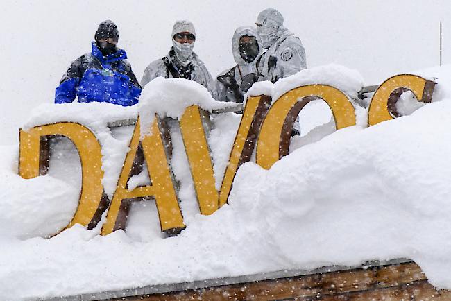 Nicht nur Sicherheit ein Thema. Eine am Montag in Davos präsentierte Umfrage zeigt: Die Manager sind derzeit positiv gestimmt.