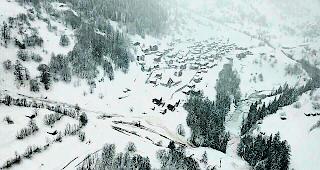 Nasse Schneemassen. Lawine um Lawine ging am Montag im L&ouml;tschental nieder. Dabei sorgte die Dornbachlawine, welche bei Ferden &uuml;ber die Talstrasse in den Stausee gelangte, f&uuml;r Aufsehen. 