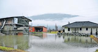 Teich. Die Wassermassen bedrohen mehrere Wohnh&auml;user in Gampel-Bratsch.  