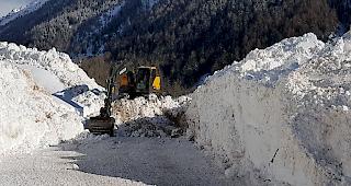 Vor allem die R&auml;umungsarbeiten der Lawinenkegel beim Weiler Ried bei Blatten sowie die Lawine zwischen Goppenstein und Ferden m&uuml;ssen mit schwerer Ger&auml;tschaft ger&auml;umt werden.