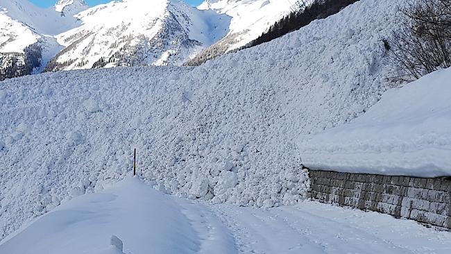 Mehrere Lawinen haben im Lötschental die Schneemassen bis auf die Strasse befördert. Am Dienstag konnte mit den Räumungsarbeiten begonnen werden.