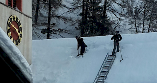 Zwei Einsatzkr&auml;fte der Feuerwehr standen am Dienstagnachmittag auf dem Kirchendach in Randa im Einsatz.