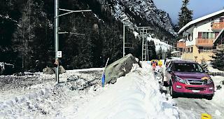 Felssturz bei Mattsand. Einer der Gesteinsbrocken kam erst auf dem Gleis der MGBahn zum Stillstand.  