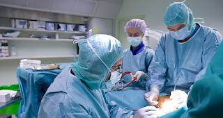 Brust-OP. Die Genfer IV-Stelle muss einem M&auml;dchen, das seit Geburt an einer Missbildung seiner Br&uuml;ste leidet, keine Brust-Rekonstruktion bezahlen (Symbolbild).