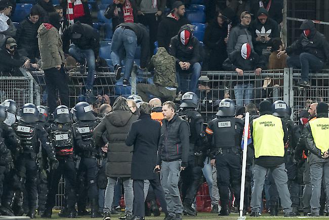 Aufgebracht. Nachdem Basler Anhänger ihnen eine Fahne geklaut haben, stürmen Sittener Fans auf den den Platz (Archivbild).