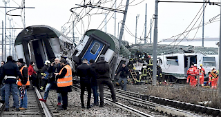 Das Zugungl&uuml;ck bei Mailand fordert drei Tote.