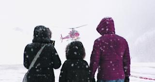 Heli-Taxi. Wenn nichts mehr f&auml;hrt, fliegt die Air Zermatt. Rund 5000 Personen wurden per Helikopter ein- und ausgeflogen. 