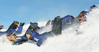 Alternatives Freizeit-Programm.  Die schwedischen Langlauf-Junioren auf dem Eggishorn, mit einem &laquo;Snow Diving&raquo;...