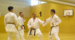 Sensei Bruno Romano (Mitte) an einem nationalen Lehrgang bei einer Demo gegen drei Gegner.